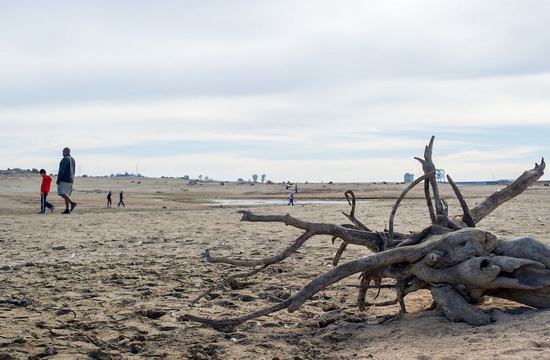 Datei:California Folsom drought2014.jpg