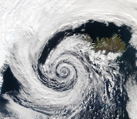 Datei:Low pressure system over Iceland.jpg