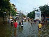 Menschen auf einem überfluteten Marktplatz Djakarta Lizenz: CC BY-NC-ND