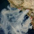 Waldbrände in Kalifornien 2003 Waldbrände in Kalifornien 2003 unter dem Einfluss der trockenen Santa Anna Winde Lizenz: public domain