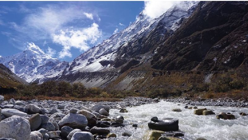 Datei:Nepal meltwater Langshisha Glacier.jpg