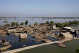 Überschwemmungen 2010 Zerstörungen durch Überschwemmungen in der Provinz Sindh, Pakistan Lizenz: Public domain