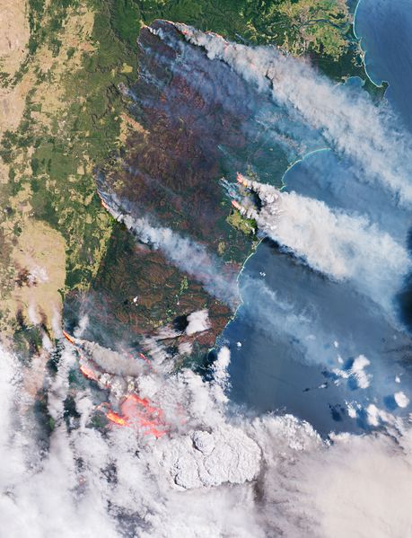 Datei:Smoke and flames in Australia.jpg